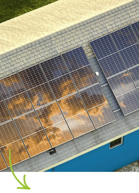 Solarni paneli postavljeni na krov kuće sa plavim zidovima.